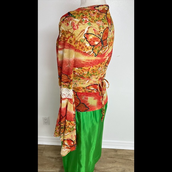 V-neck blouse defining femininity w/its flowery print, lace & flowing sleeves - Picture 12 of 16